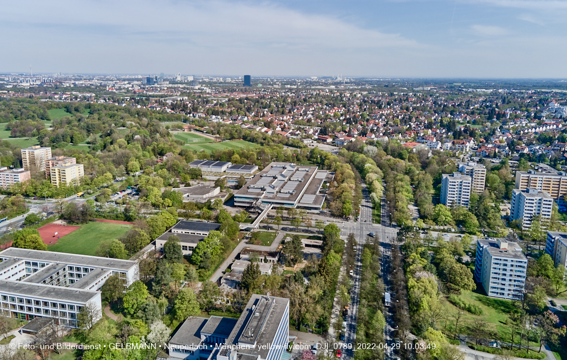 29.04.2022 - Luftbilder von der Baustelle Haus für Kinder in Neuperlach